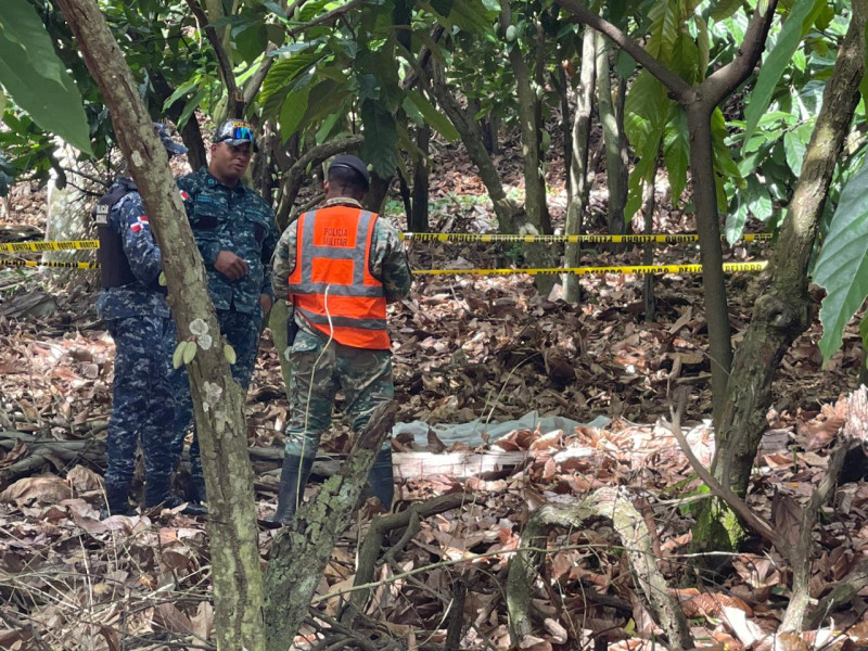 Miembros del Ejército y de la Policía acordonan una zona donde encontraron una pieza de tela blanca.