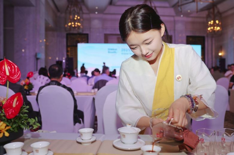 Cuenta la leyenda que, este té fue descubierto por accidente cuando comerciantes trasladaban las hojas prensadas a caballo durante largas travesías hacia dónde el emperador en Beijing.