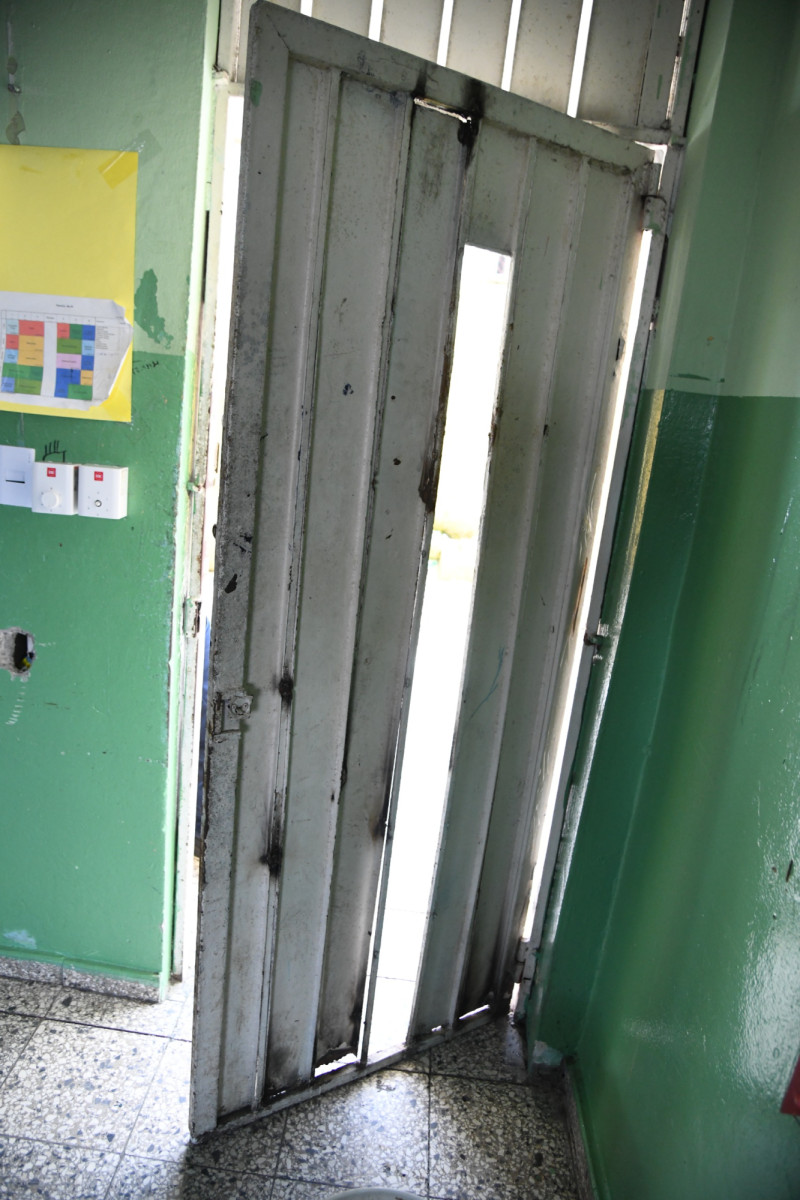 Puerta rota en Liceo Capotillo.