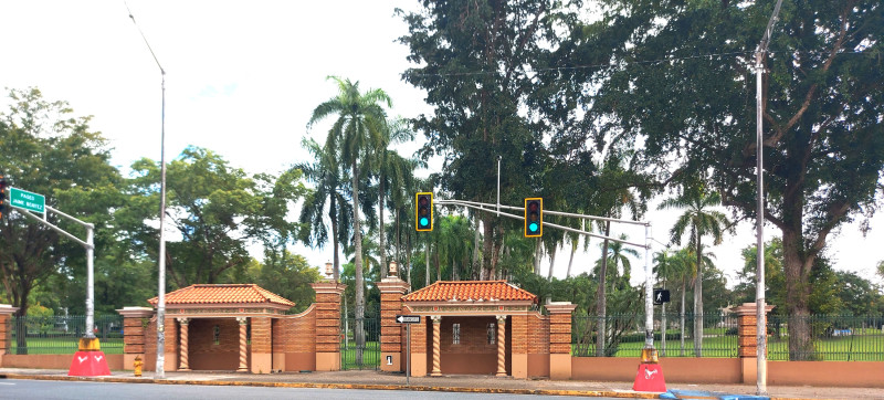Entrada por la Ponce de León  a la Universidad de P.R.