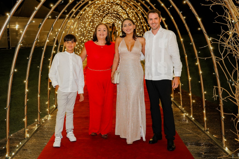 Matías Fontiveros, Mariasela Benítez, Leydy Fontiveros y Carlos De Linares