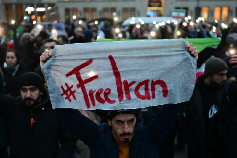 "#FreeIran" está escrito en un cartel durante una manifestación en apoyo a las protestas masivas a nivel nacional contra el gobierno de Irán en la Plaza de París.