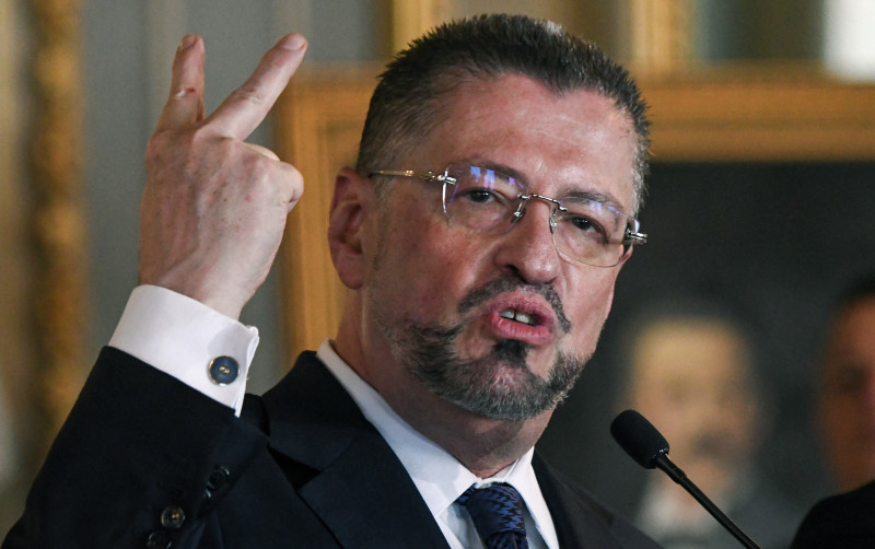 El presidente de Costa Rica, Rodrigo Chaves, habla durante una ceremonia con el presidente de Panamá, José Raúl Mulino (no en el marco), en el Teatro Nacional en San José, el 21 de noviembre de 2025.