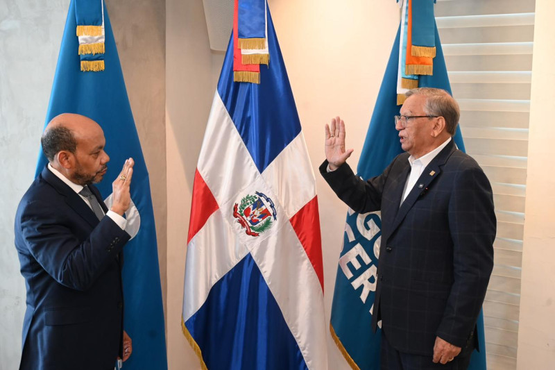 Valdez fue juramentado por el presidente de BanReservas, Leonardo Aguilera