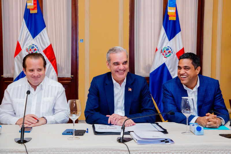 El presidente Luis Abinader junto con José Ignacio Paliza y Kelvin Cruz, ministros de la Presidencia y de Deportes, respectivamente.