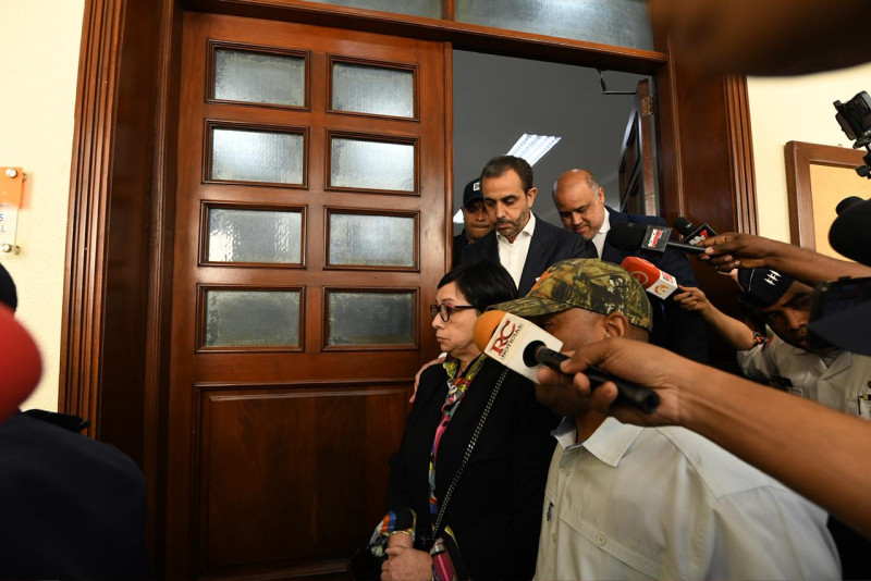 Los hermanos Antonio y Maribel Espaillat salen de una de las audiencias del caso.