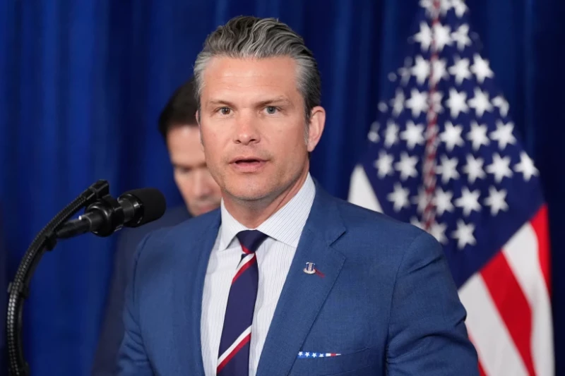 El secretario de Defensa de Estados Unidos, Pete Hegseth, habla en Mar-a-Lago, el sábado 3 de enero de 2026, en Palm Beach, Florida.
