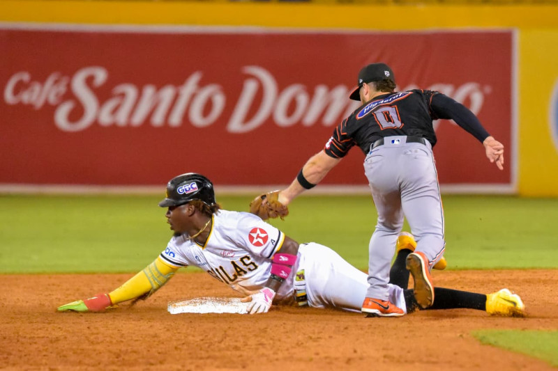Geraldo Perdomo, de las Águilas, se desliza en la segunda base durante un partido frente a los Toros en el Round Robin del torneo de béisbol otoño-invernal 2025-26.