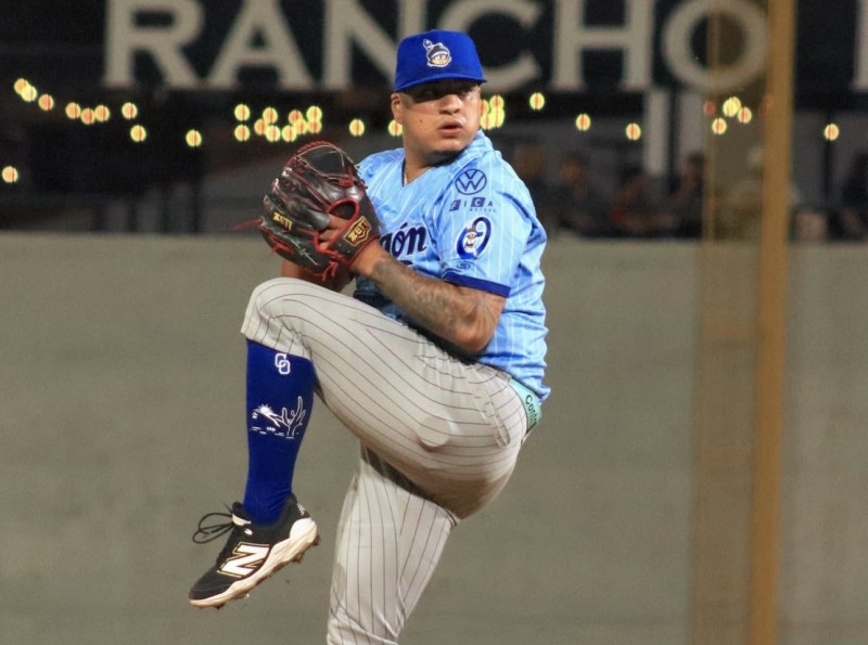 Efraín Contreras llega para fortalecer el relevo de los Leones del Escogido.