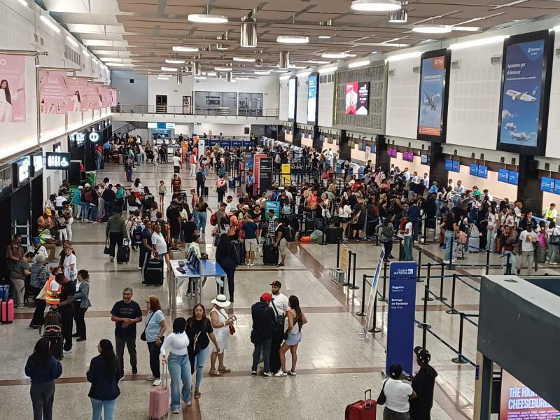 Pasajeros en el Aeropuerto Internacional de Las Americas.