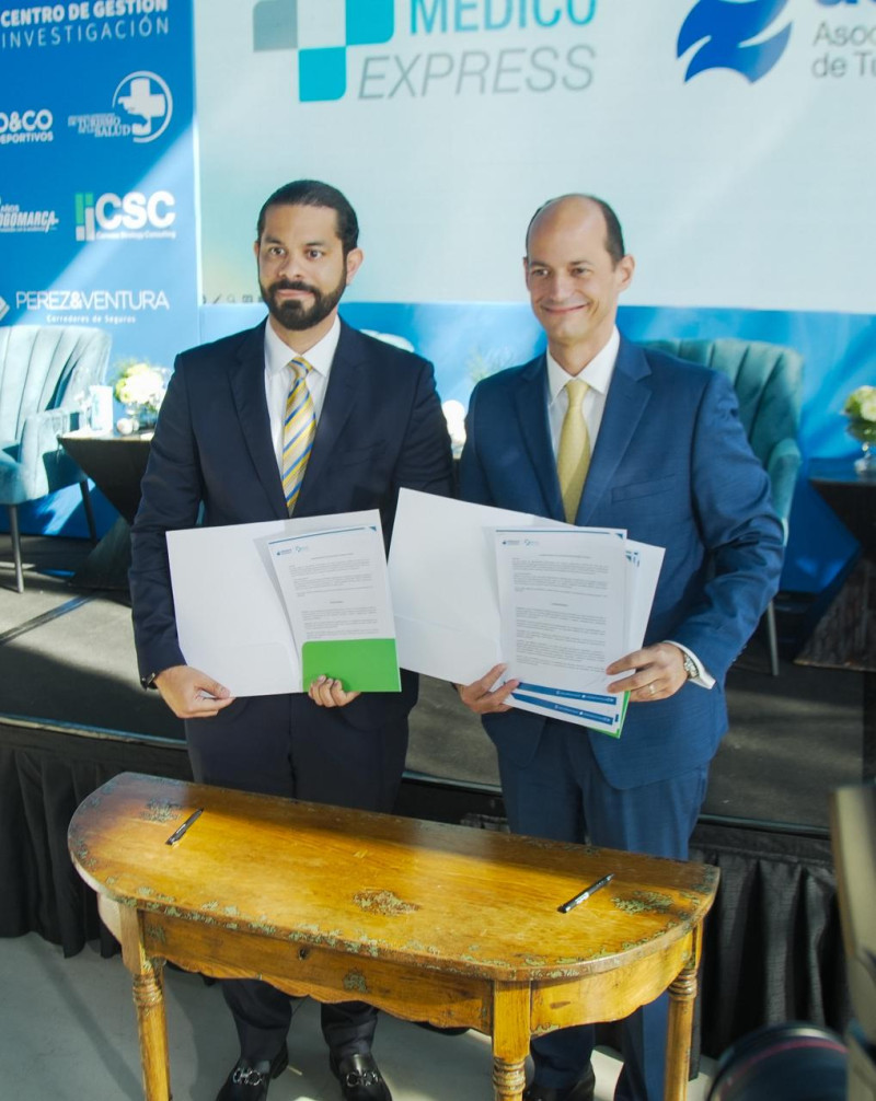 Yerik Pérez, presidente de ADOTURD, y por el Dr. Alejandro Cambiaso, presidente ejecutivo de Médico Express.