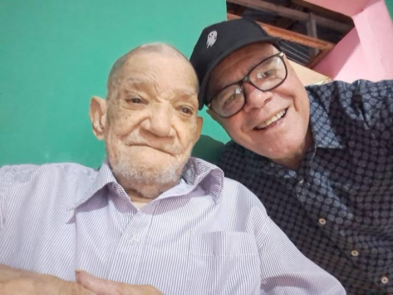 Don Antonio Martínez junto a su hijo Santana, narrador de las Águilas Cibaeñas.