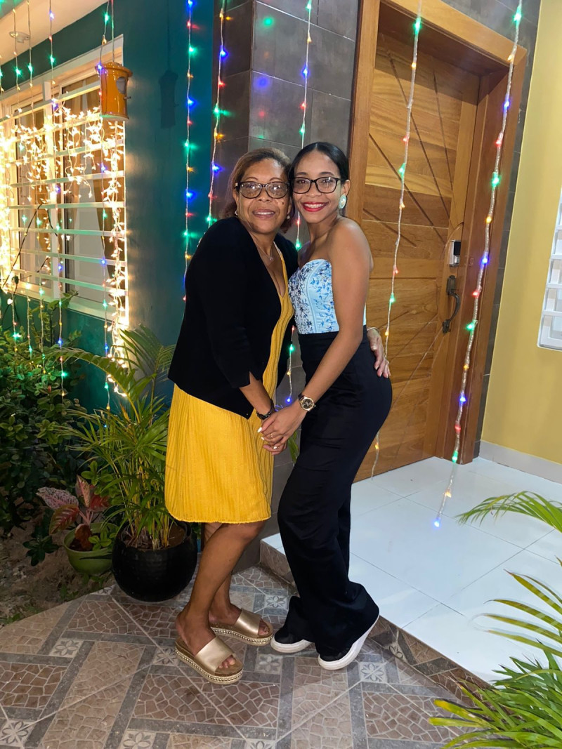 Stephanie Avendaño junto a su madre Ramona Patricio.