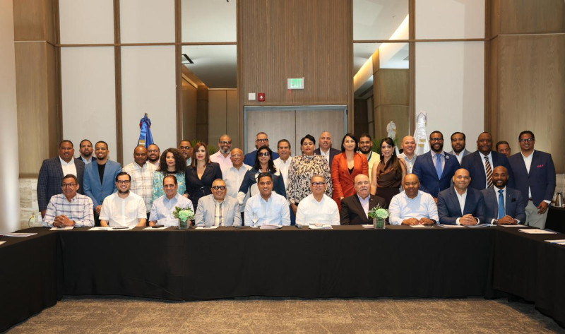 Grupo de comunicadores y deportistas que asistieron al llamado del Ministro de Deportes, reunidos ese miércoles en un hotel de Santo Domingo.