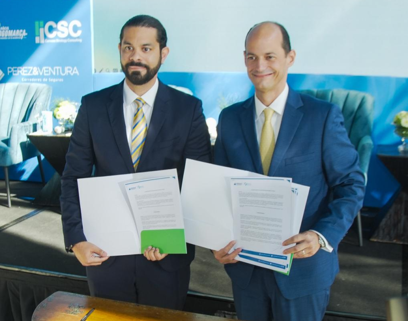 Yerik Pérez, presidente de ADOTURD, y por el Dr. Alejandro Cambiaso, presidente ejecutivo de Médico Express.