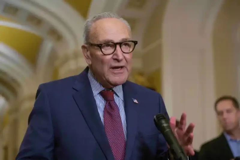 El líder de la minoría del Senado de EEUU, Chuck Schumer, demócrata de Nueva York, habla con la prensa en el Capitolio, el 13 de enero de 2026 en Washington.