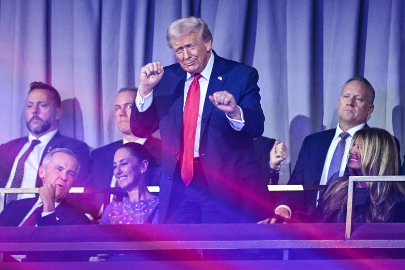El presidente estadounidense Donald Trump baila tras los resultados del sorteo de la Copa Mundial de Fútbol de la FIFA 2026, que se celebrará en Estados Unidos, Canadá y México, en el Kennedy Center de Washington, D.C., el 5 de diciembre de 2025.
Un año después de su segundo mandato, el presidente estadounidense Donald Trump está rompiendo el orden posterior a la Segunda Guerra Mundial como nunca antes, dejando un mundo que podría resultar irreconocible una vez que termine. Lejos de bajar el ritmo, Trump ha comenzado el nuevo año con una serie de acciones agresivas que desafían descaradamente el orden de décadas de antigüedad que defendió Estados Unidos.