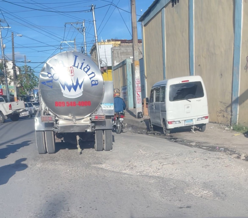 Baches en la avenida Los Restauradores, en Sabana Perdida.