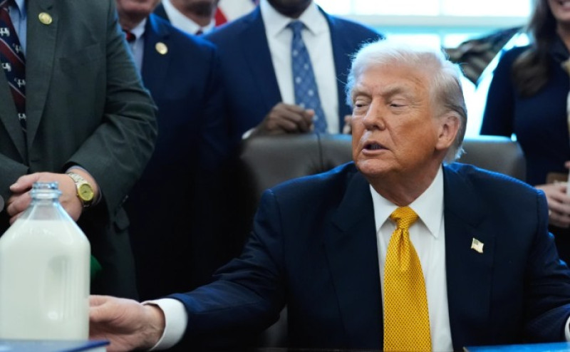 El presidente Donald Trump toca un envase de leche mientras habla en la Oficina Oval de la Casa Blanca, el miércoles 14 de enero de 2026.