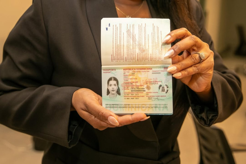 Fotografía muestra el nuevo pasaporte electrónico dominicano.