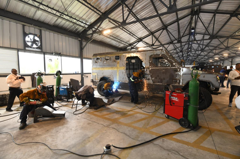 El vehículo, denominado “FURIA” (Fuerza Unificada de Respuesta Inmediata Armada), se ensambla en la industria militar dominicana.