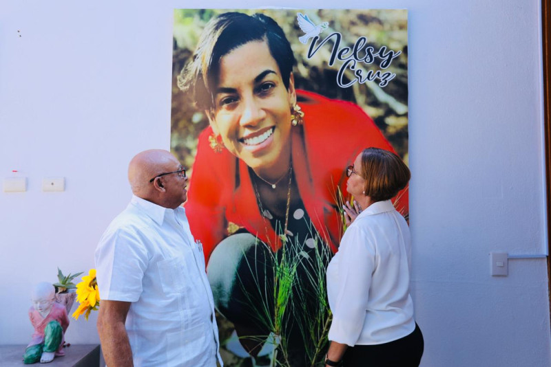 Nelson Ramón Cruz y Dominga Martínez, padres de Nelsy Cruz, observan una fotografía de su hija, fallecida en la tragedia del Jet Set.