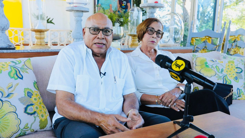 Nelson Ramón Cruz y Dominga Martínez, padres de la gobernadora de Monte Cristi, Nelsy Cruz, revelaron que su hija se entregó al Señor cuando era conducida al hospital.