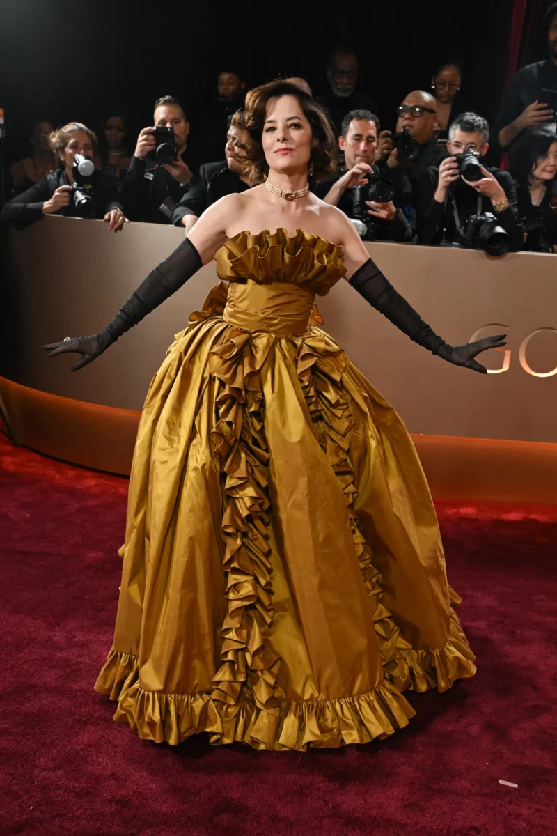 Parker Posey en los premios globos de oro 2026