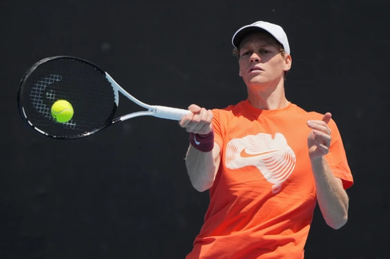 El italiano Jannik Sinner pega un derechazo en una sesión de práctica antes del Abierto de Australia en Melbourne el viernes 16 de enero del 2026.