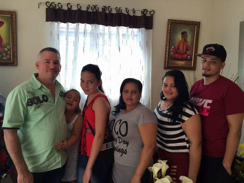 Ramón Alexis González junto a su familia