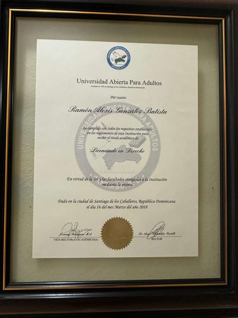 Título universitario de Ramón Alexis González