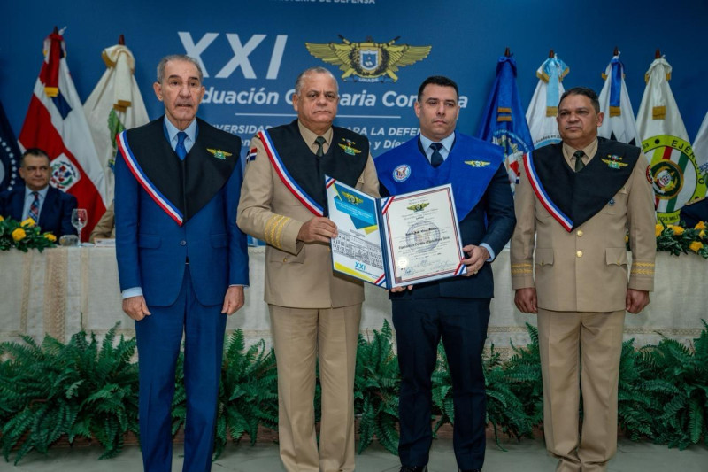 En el acto de graduación del Ministerio de Defensa se otorgaron varios reconocimientos.