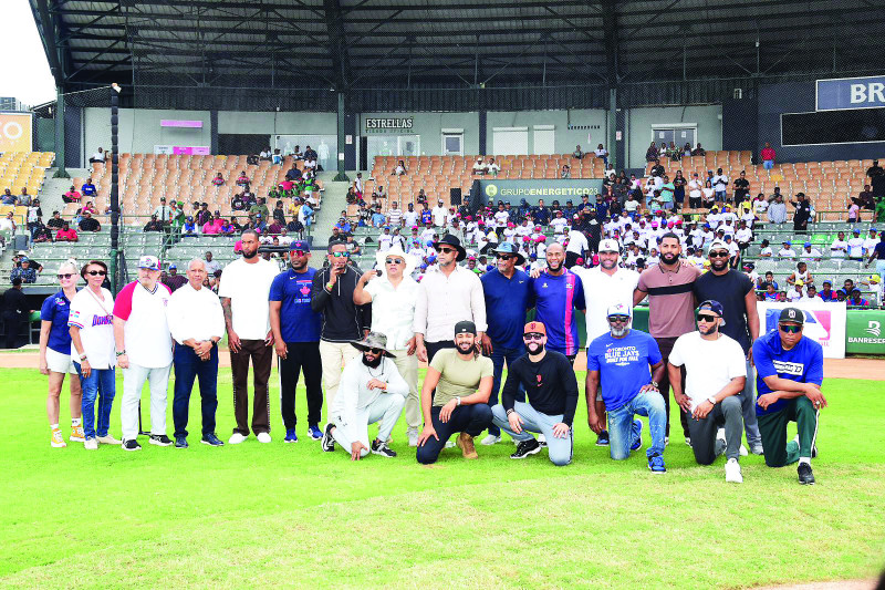 Varios de los peloteros, exjugadores y ejecutivos dominicanos que accionarán en el Clásico Mundial de Béisbol durante el segundo viernes de clínicas, la cual fue efectuada en el Tetelo Vargas.