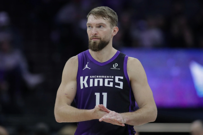 El ala-pívot de los Sacramento Kings, Domantas Sabonis, observa durante la primera mitad de un partido de baloncesto de la NBA contra los Washington Wizards.