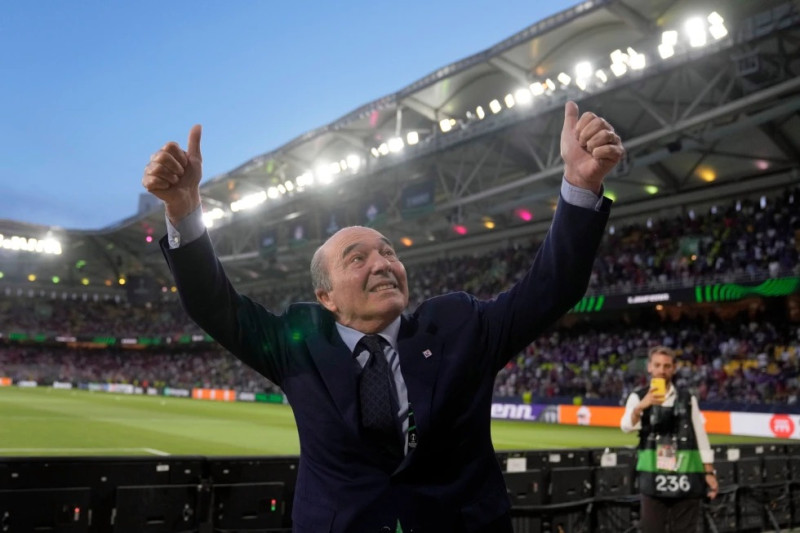 El presidente de la Fiorentina, Rocco Commisso, hizo un gesto a los aficionados del club desde el campo antes del partido de la final de la Conference League entre el Olympiacos FC y el ACF Fiorentina en el OPAP Arena de Atenas, Grecia, el 29 de mayo de 2024.