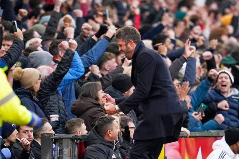 entrenador principal del Manchester United, Michael Carrick, celebra durante el partido de la Premier League inglesa entre Manchester United y Manchester City en Manchester.