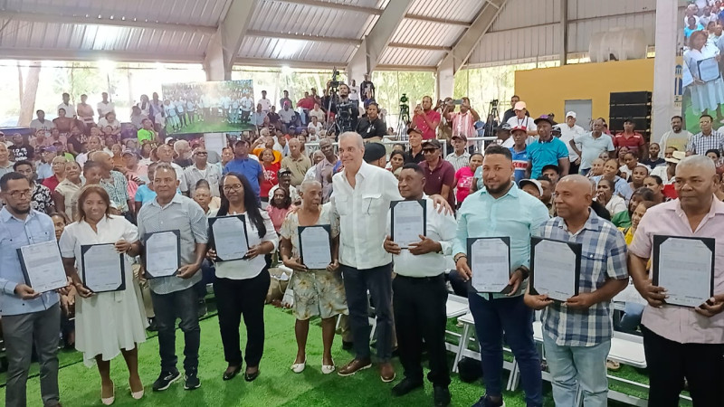Presidente Abinader entrega títulos de propiedad en Neyba.
