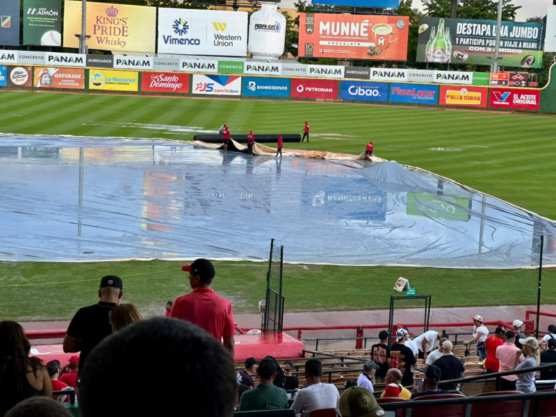 La lluvia caída en la tarde de este sábado impidió la celebración del partido entre Escogido y Águilas.