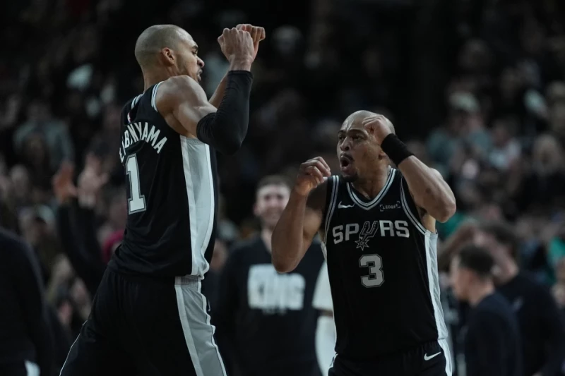 Victor Wembanyama, de los Spurs, festeja con su compañero Keldon Johnson en el encuentro ante los Timberwolves, el sábado 17 de enero de 2026