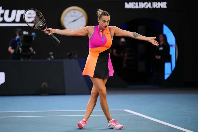 Aryna Sabalenka reacciona en su partido de primera ronda ante Tiantsoa Rakotomanga en el Abierto de Australia, el 8 de enero de 2026.