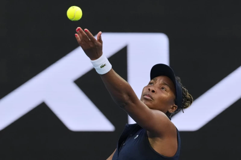 Venus Williams sirve en el partido frente a Olga Danilovic en el partido de primera ronda del Abierto de Australia, el 18 de enero de 2026.