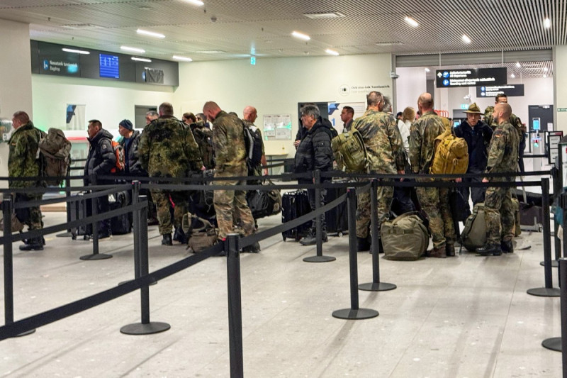 Personal militar de las Fuerzas Armadas Alemanas (Bundeswehr) hace fila para facturar su vuelo que sale del aeropuerto de Nuuk el 18 de enero de 2026 en Nuuk, Groenlandia. El presidente estadounidense, Donald Trump, intensificó sus esfuerzos por adquirir Groenlandia, amenazando a varias naciones europeas con aranceles de hasta el 25 % hasta que consiga la adquisición del territorio danés.