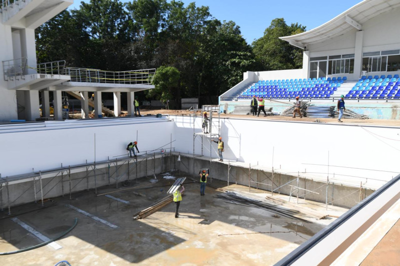 Trabajos en el área de natación del Centro Olímpico Juan Pablo Duarte.