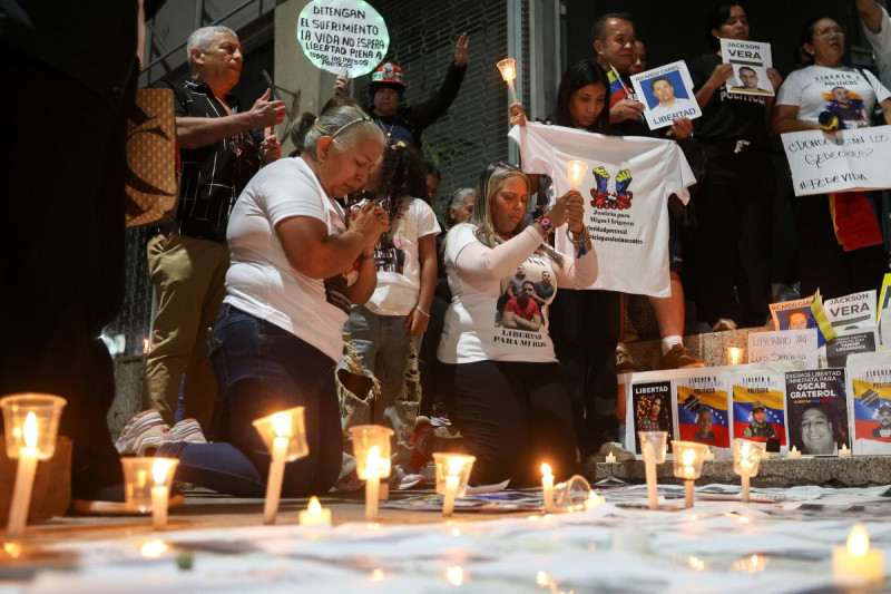 Mujeres rezan de rodillas durante una vigilia para exigir la libertad de los presos políticos presuntamente recluidos en la cárcel El Helicoide de Caracas, el 17 de enero de 2026.