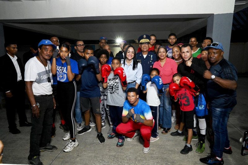 La ministra de Interior y Policía luego de entregar útiles de boxeo en el parque Dr. Cruz Jiminián, en Cristo Rey, al club Los Cahorros