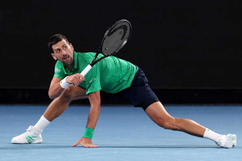 Novak Djokovic retorna la pelota a Pedro Martínez durante su partido de primera ronda del Abierto de Australia, el 19 de enero de 2026.