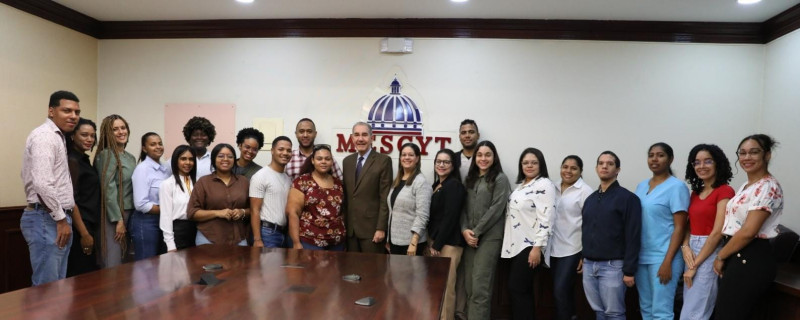 El ministro de Educación Superior, Ciencia y Tecnología (Mescyt), Franklin García Fermín, junto aparte de los estudiantes seleccionados para el programa de portugués por inmersión.