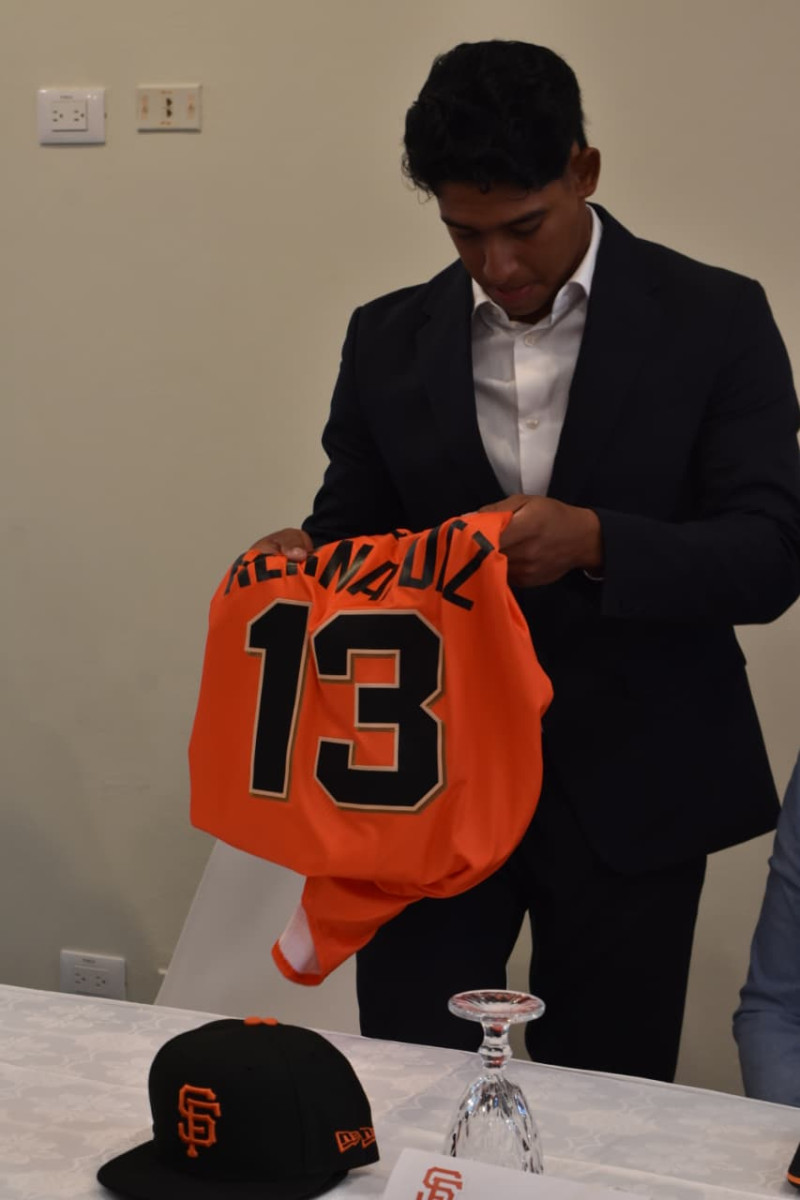 Luis Hernández sostiene la camiseta que usará con los Gigantes de San Francisco.