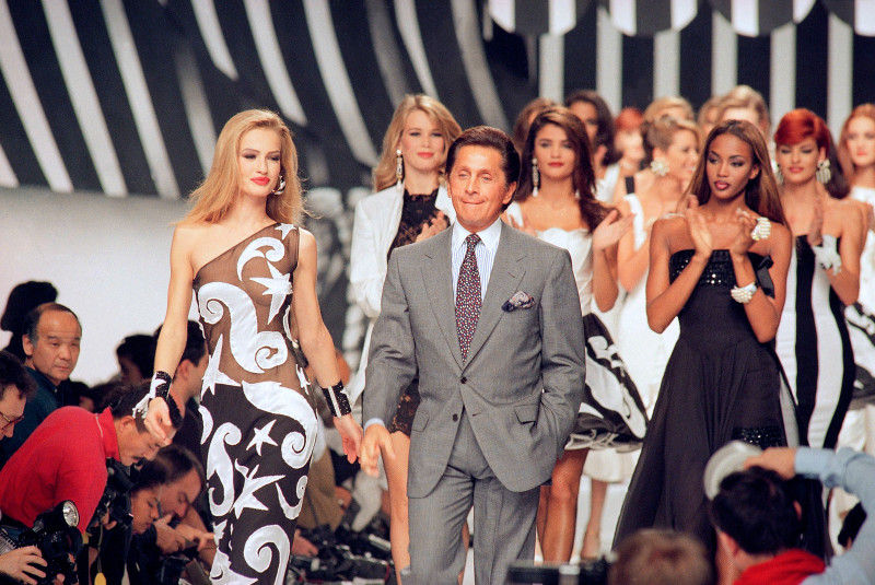 ARCHIVO - El diseñador de moda italiano Valentino Garavani camina por la pasarela con sus modelos después de un desfile de moda el 20 de octubre de 1991 en París, Francia.