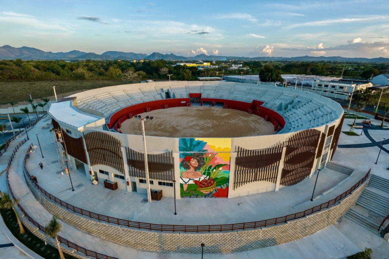 La Plaza Multiusos y Cultural llevará el nombre del ingeniero Eduardo Martínez Lima, alto ejecutivo de la empresa Central Romana que falleció el 13 de julio del 2021 y facilitó los terrenos, donde se levantó la obra.